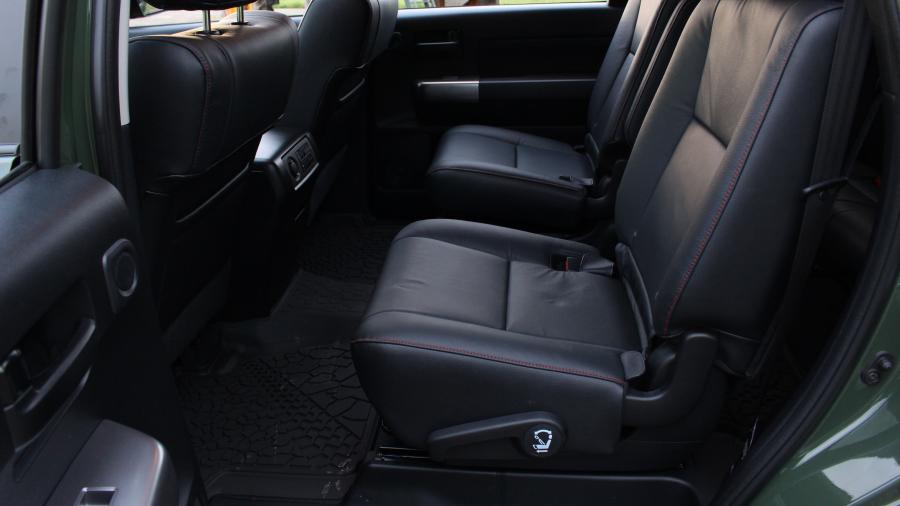 Интерьер Toyota Sequoia TRD Pro 2020 года  (фото 17 из 44)